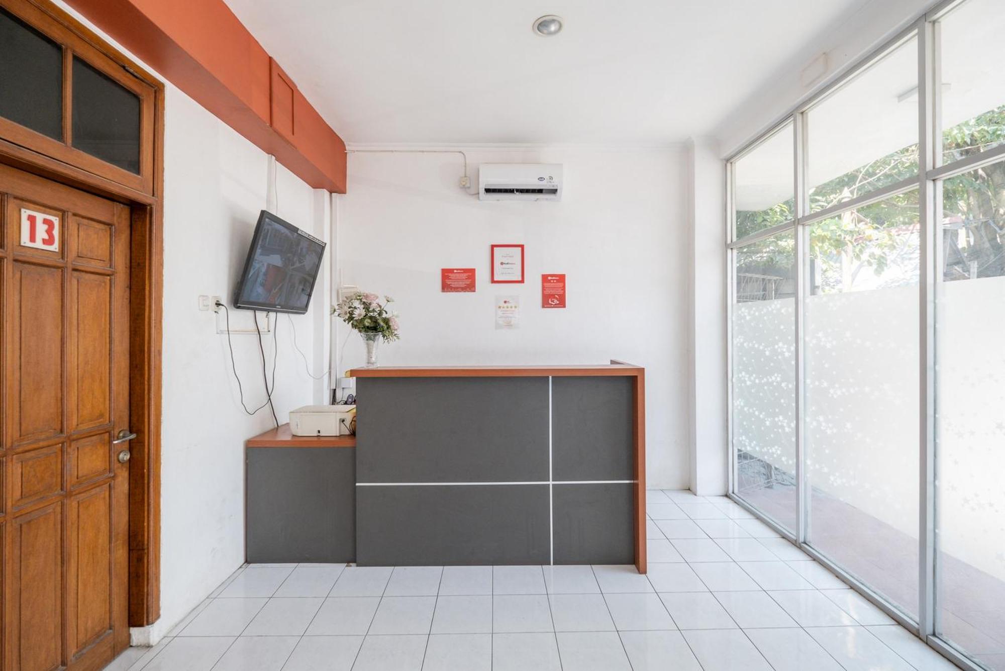 Reddoorz Plus @ Gunungsari Surabaya Kedurus Ngoại thất bức ảnh